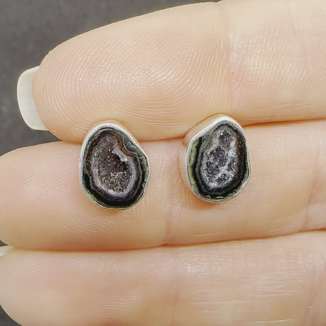 1 Tabasco Agate Geode Stud Silver Earrings